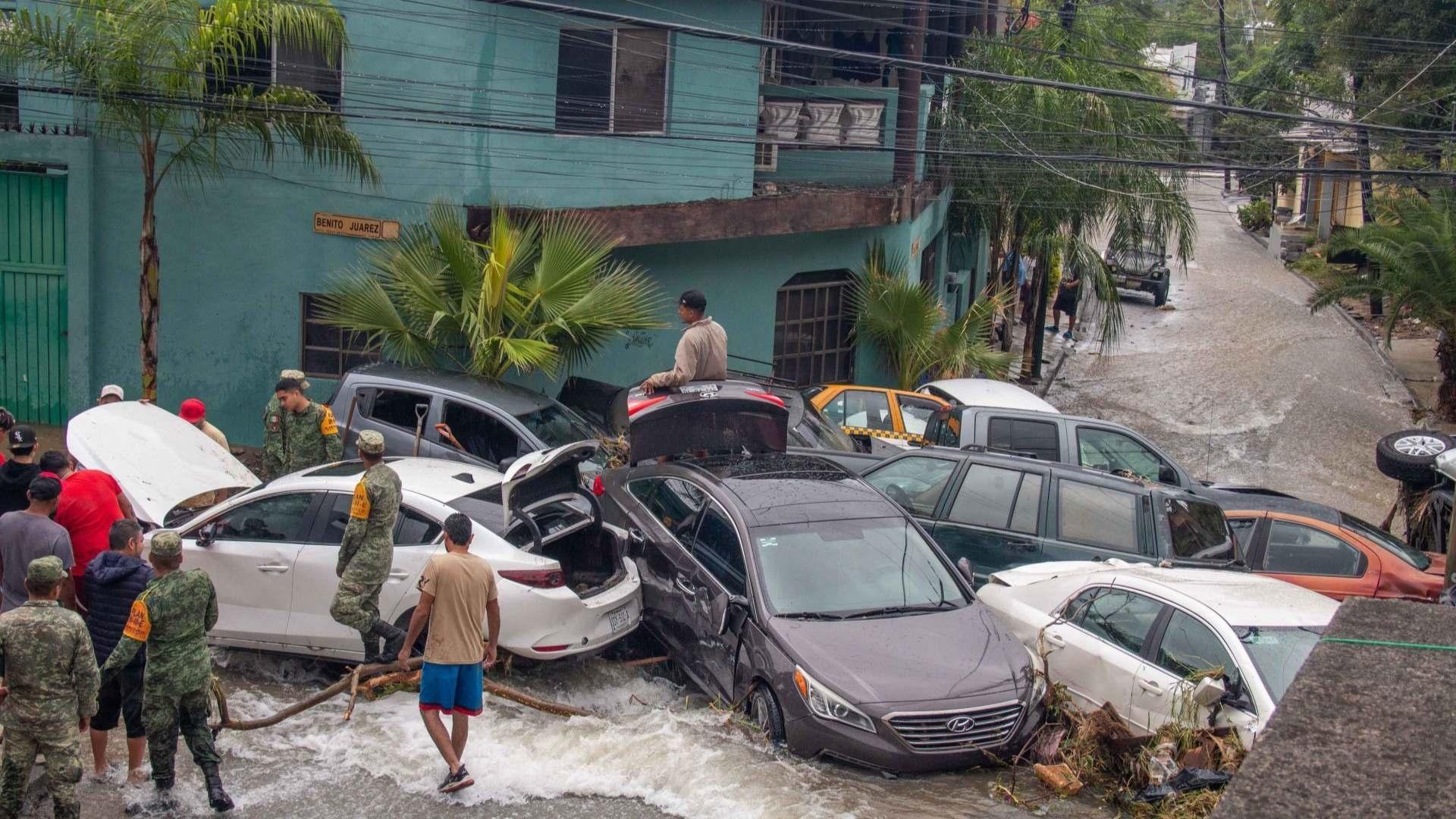 Fuertes Lluvias en Nuevo León Dejan Muertes, Destrucción y Autos Arrastrados por el Agua