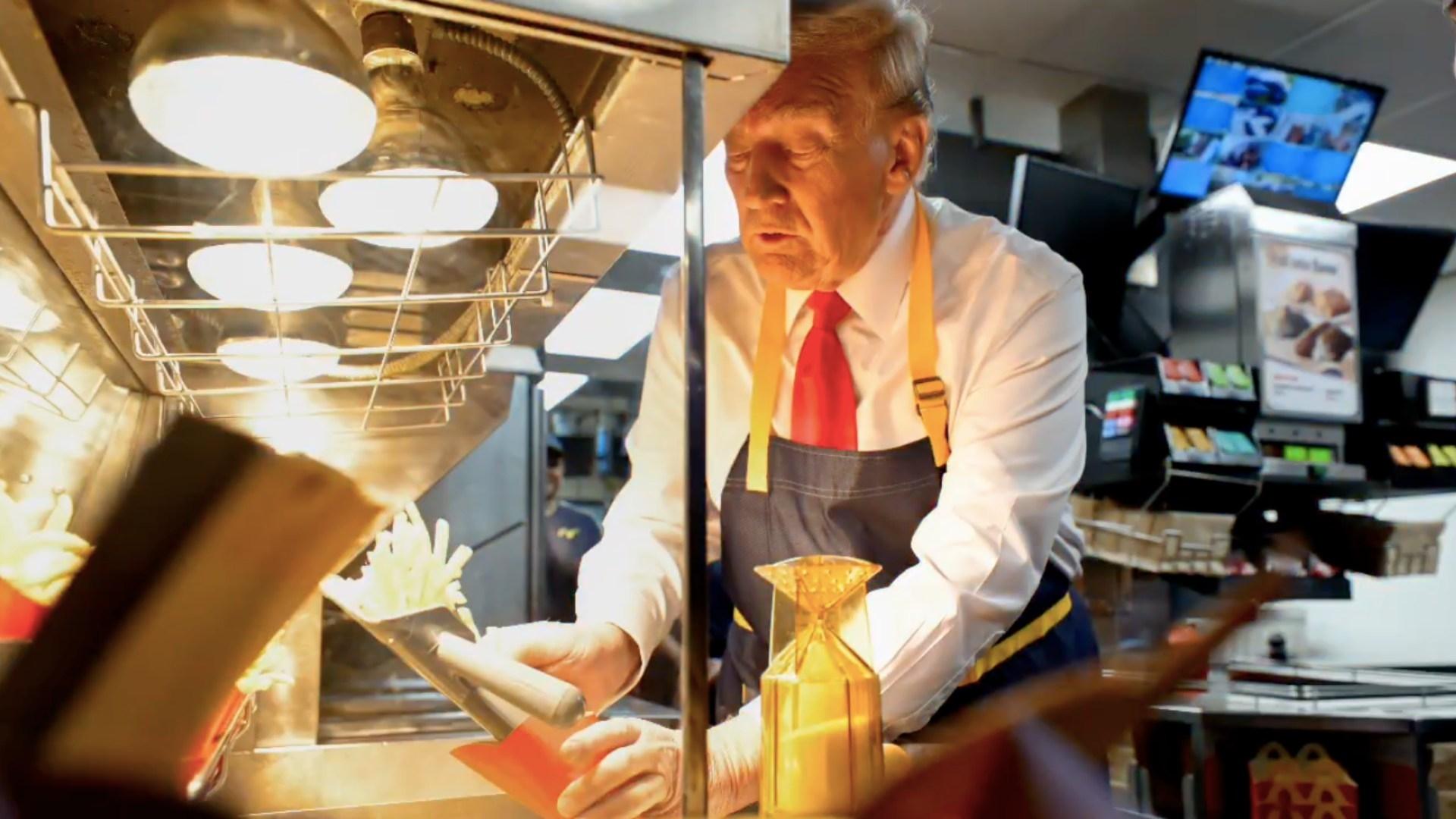 Trump se Pone el Delantal, Sirve Papas y Atiende un McDonald's en Pensilvania