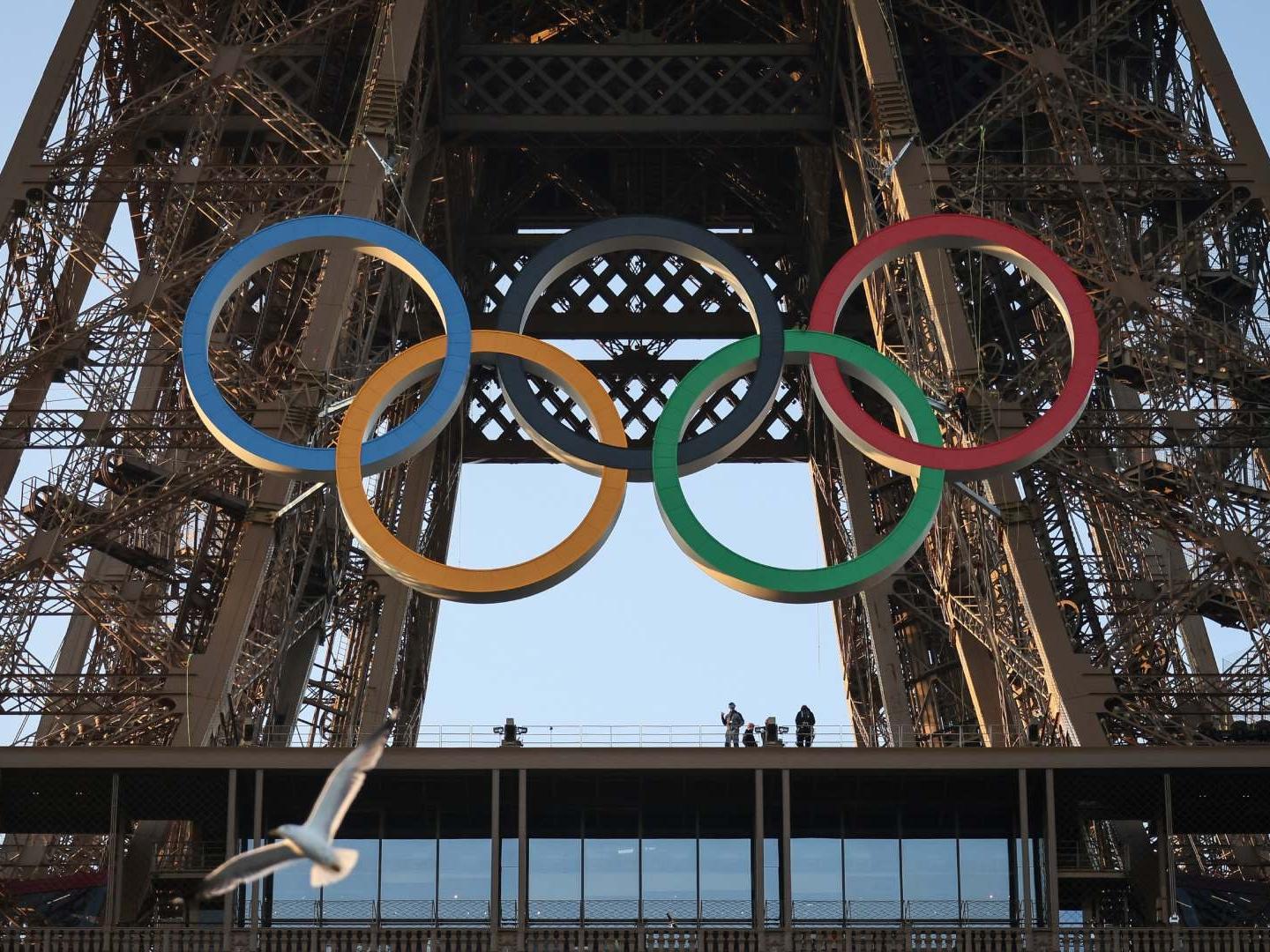 Anillos Olímpicos Engalanan ya la Torre Eiffel
