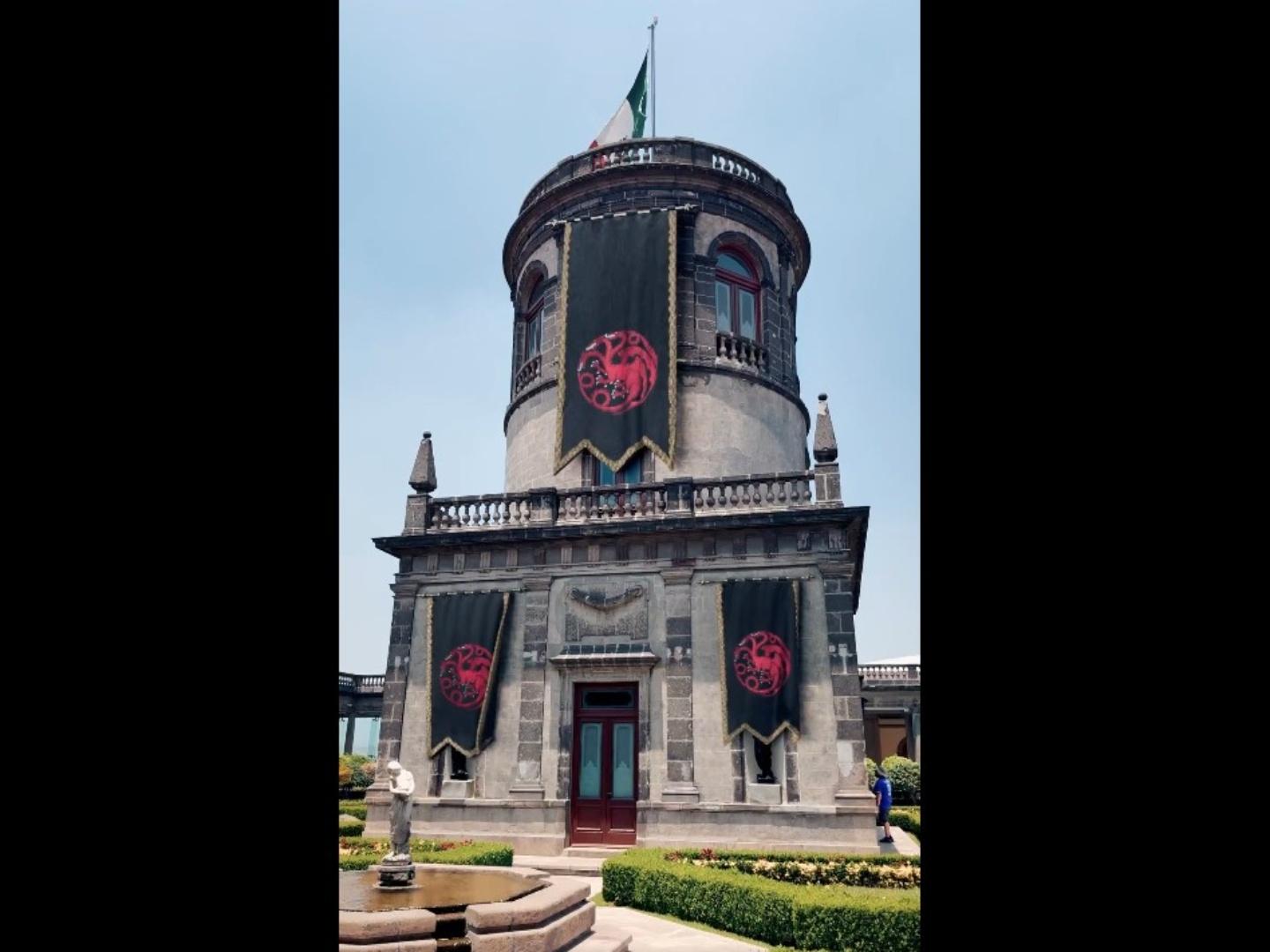 'Intervención' del Castillo de Chapultepec con Banderas de 'House of the Dragon' Genera Polémica