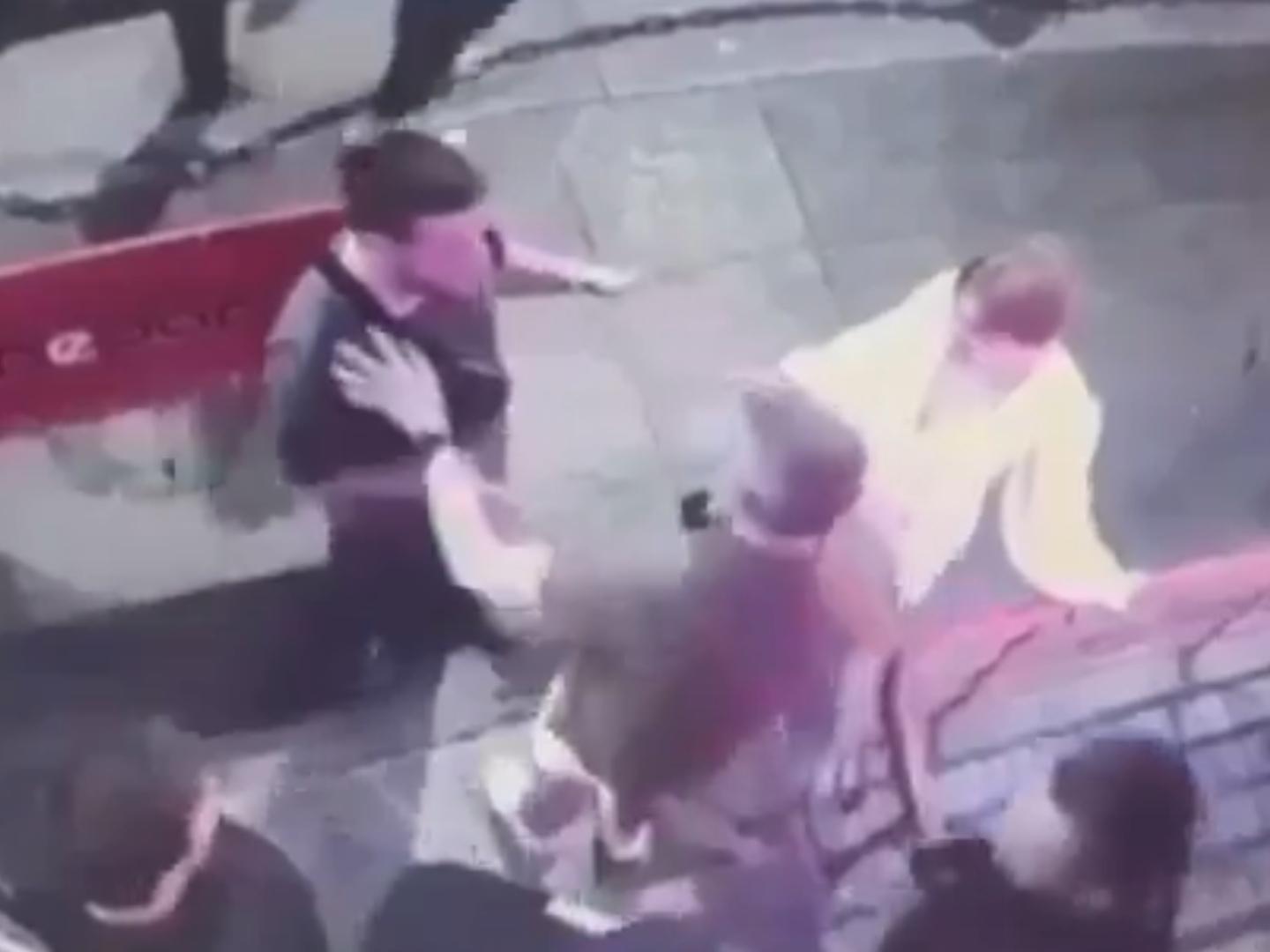 Video: Mujer Noquea a Sujeto que la Acosaba Afuera de un Bar