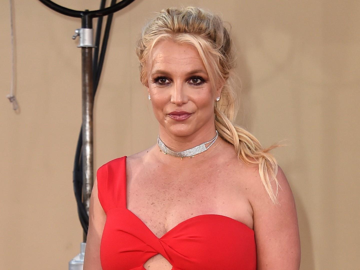 Britney Spears se Casa 'Con Ella Misma' después de Tres Divorcios