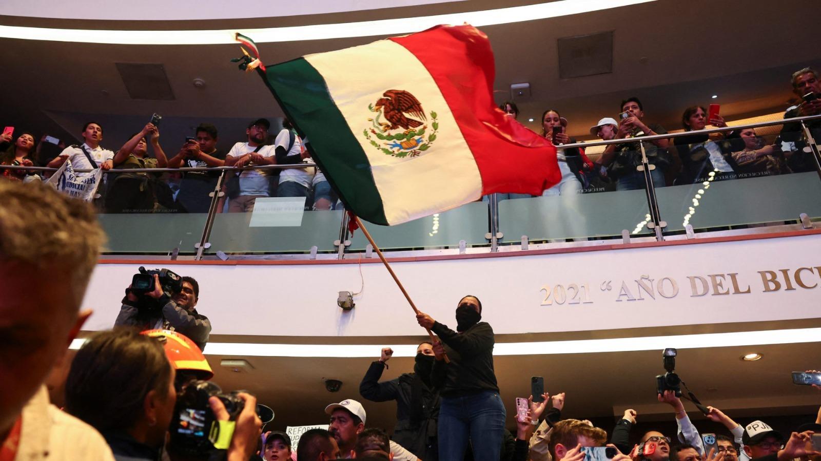 Manifestantes Irrumpen y Toman la Tribuna del Senado