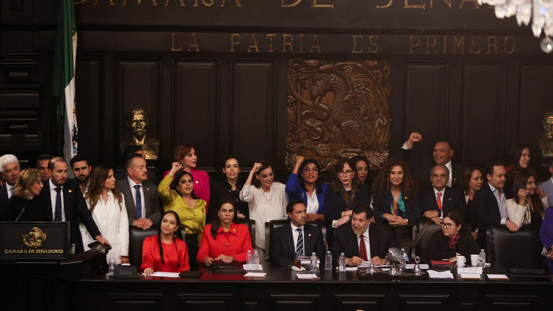 Senadores de oposición tomaron la tribuna en protesta durante la sesión