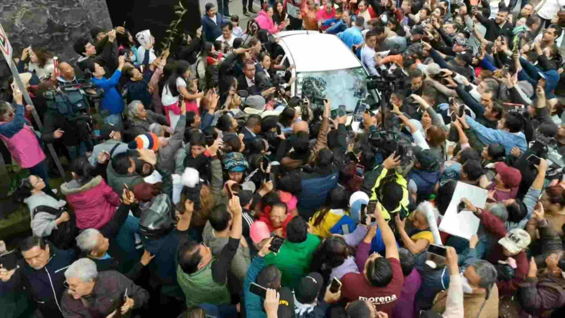 Foto: Simpatizantes AMLO Complican Salida de su Casa en Tlalpan, CDMX