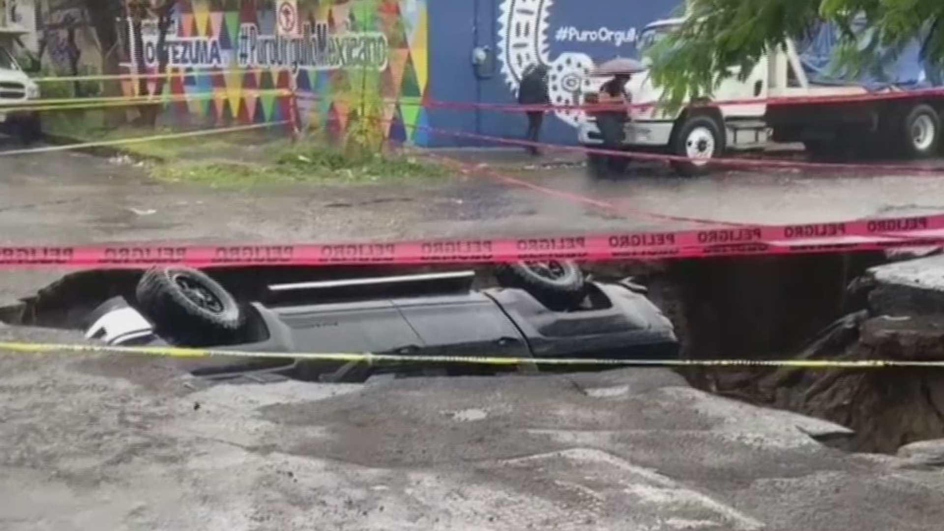 Camioneta Cae en Enorme Socavón Provocado por Fuertes Lluvias en Veracruz