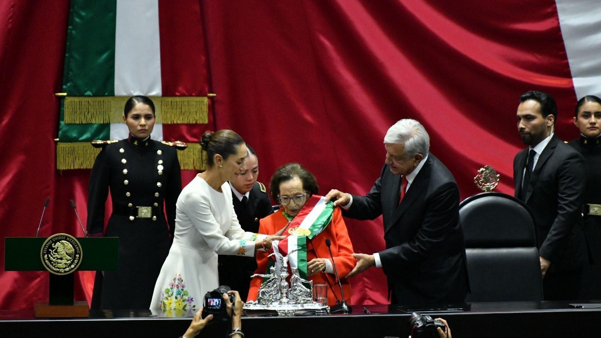 Foto: Así Recibieron Diputados a AMLO Previo a Toma de Posesión de Sheinbaum