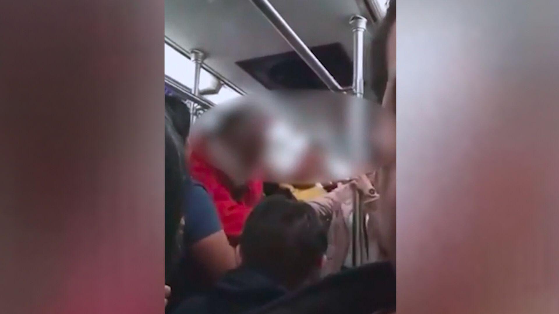 Ante la mirada de decenas de personas, dos hombres se disputaron a golpes un asiento de vagón de la línea tres del metro de la Ciudad de México