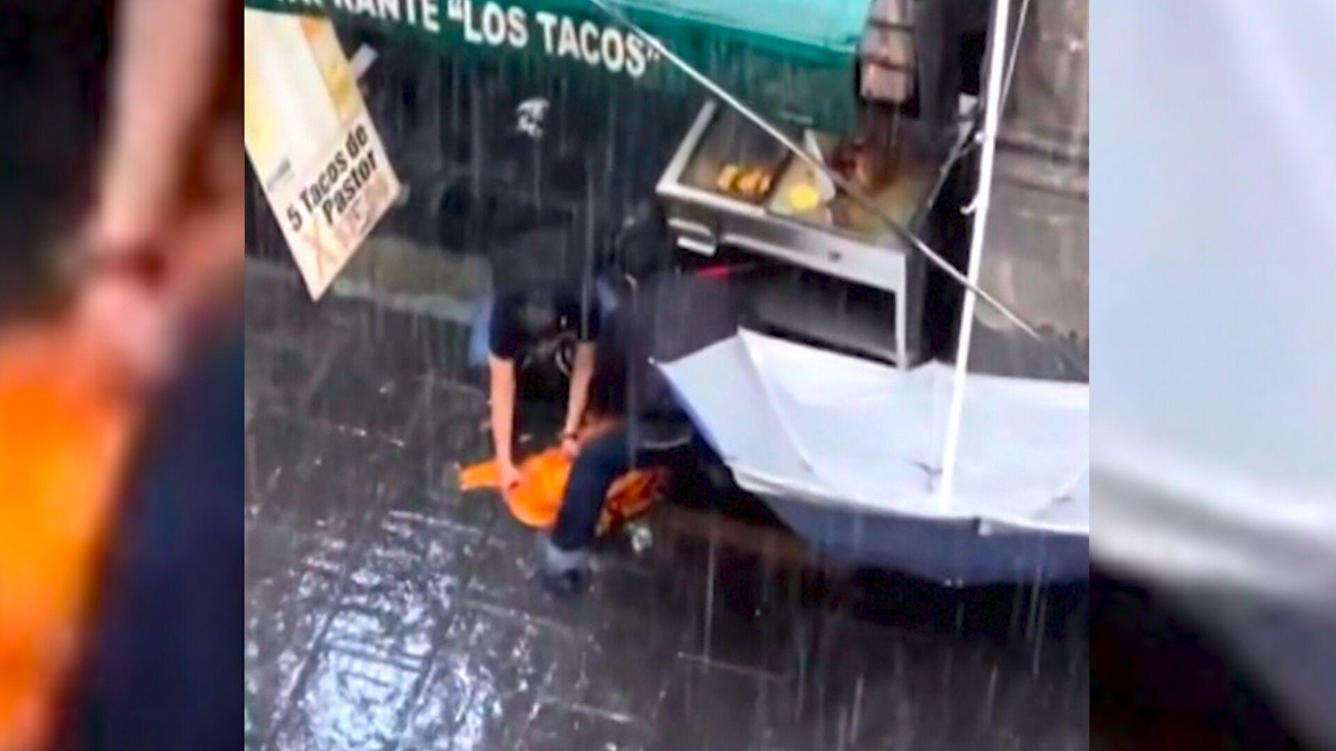 Empleados de una taquería de la Ciudad de México, fueron captados levantando del suelo un trompo que se les había caído, para colocarlo en su base y seguir vendiendo sus tacos al pastor
