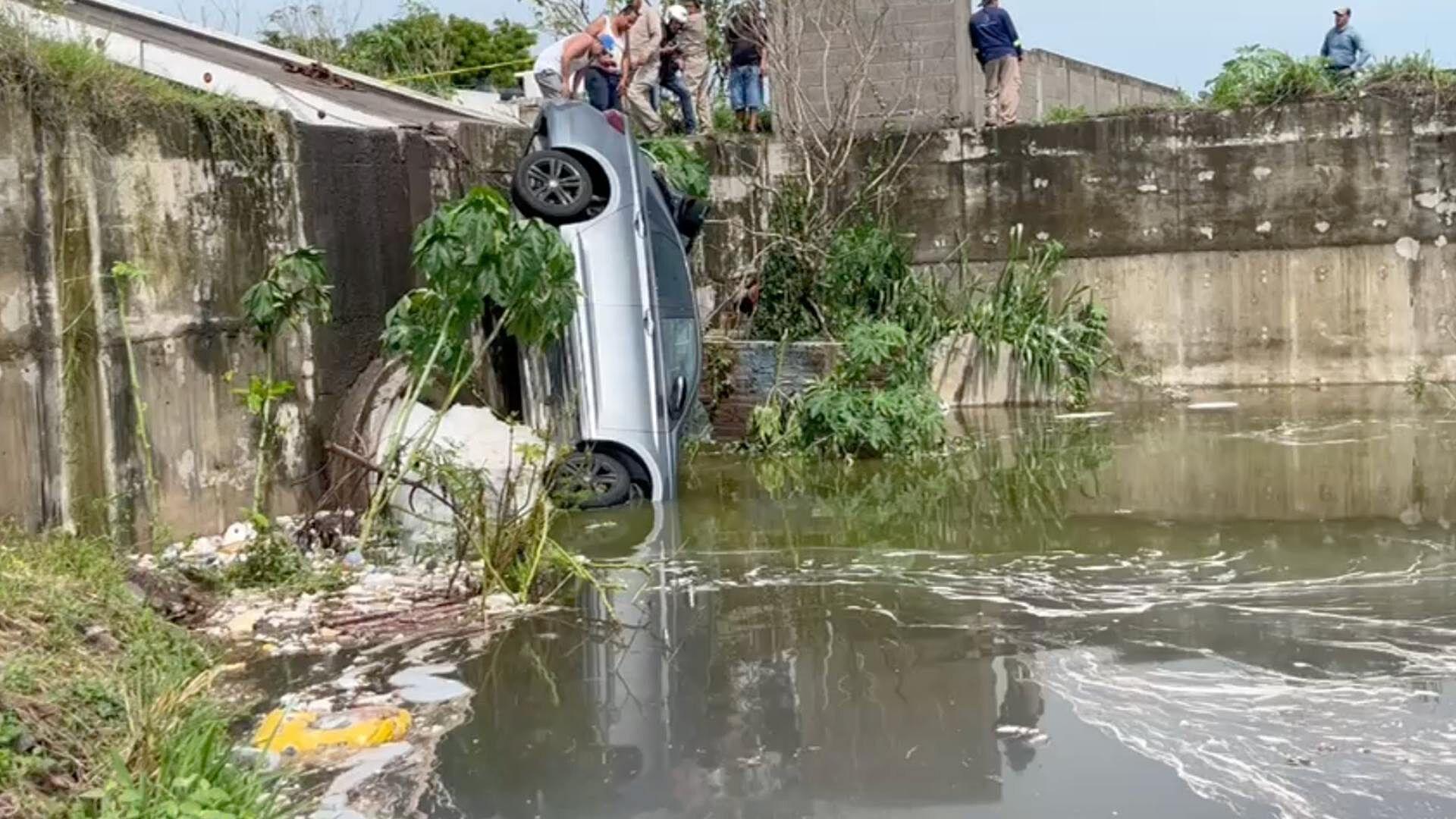 Auto cae a canal de aguas residuales en Veracruz