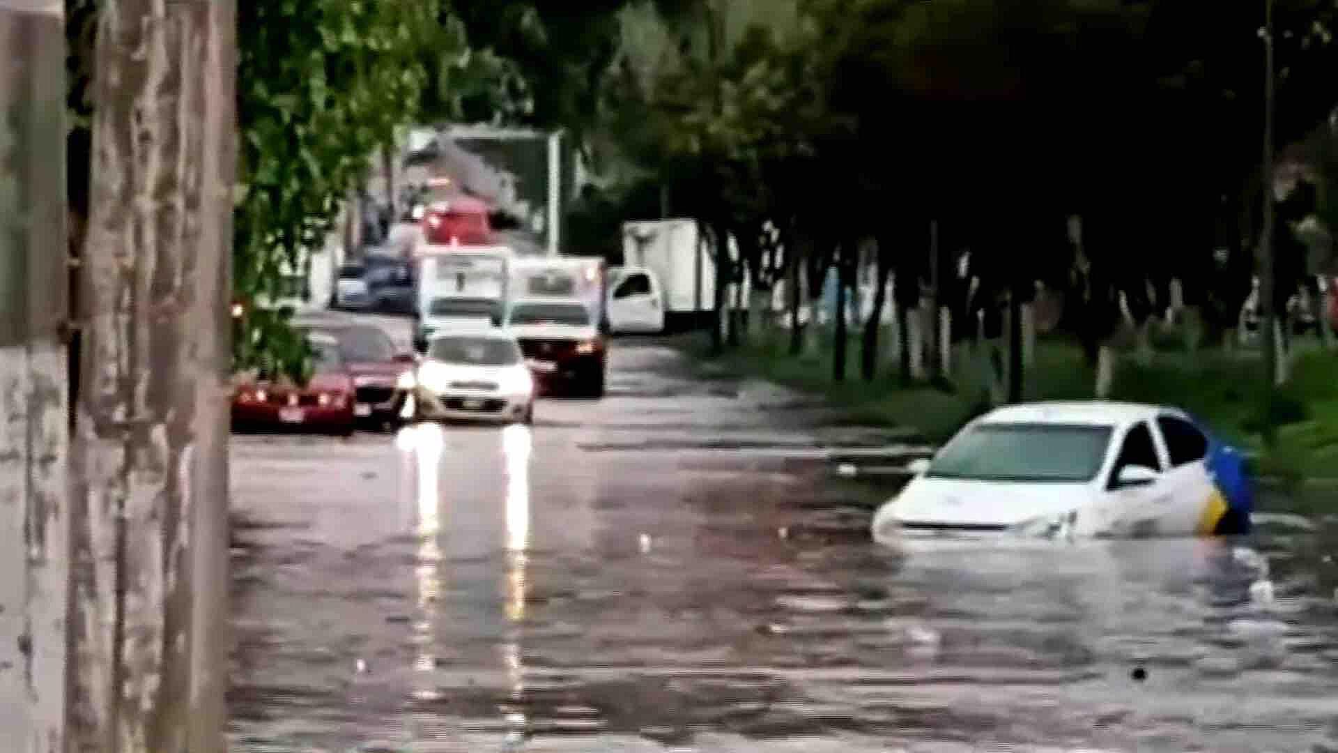 Foto: Vehículos Varados por Inundaciones Tras Tormenta en el Estado de México