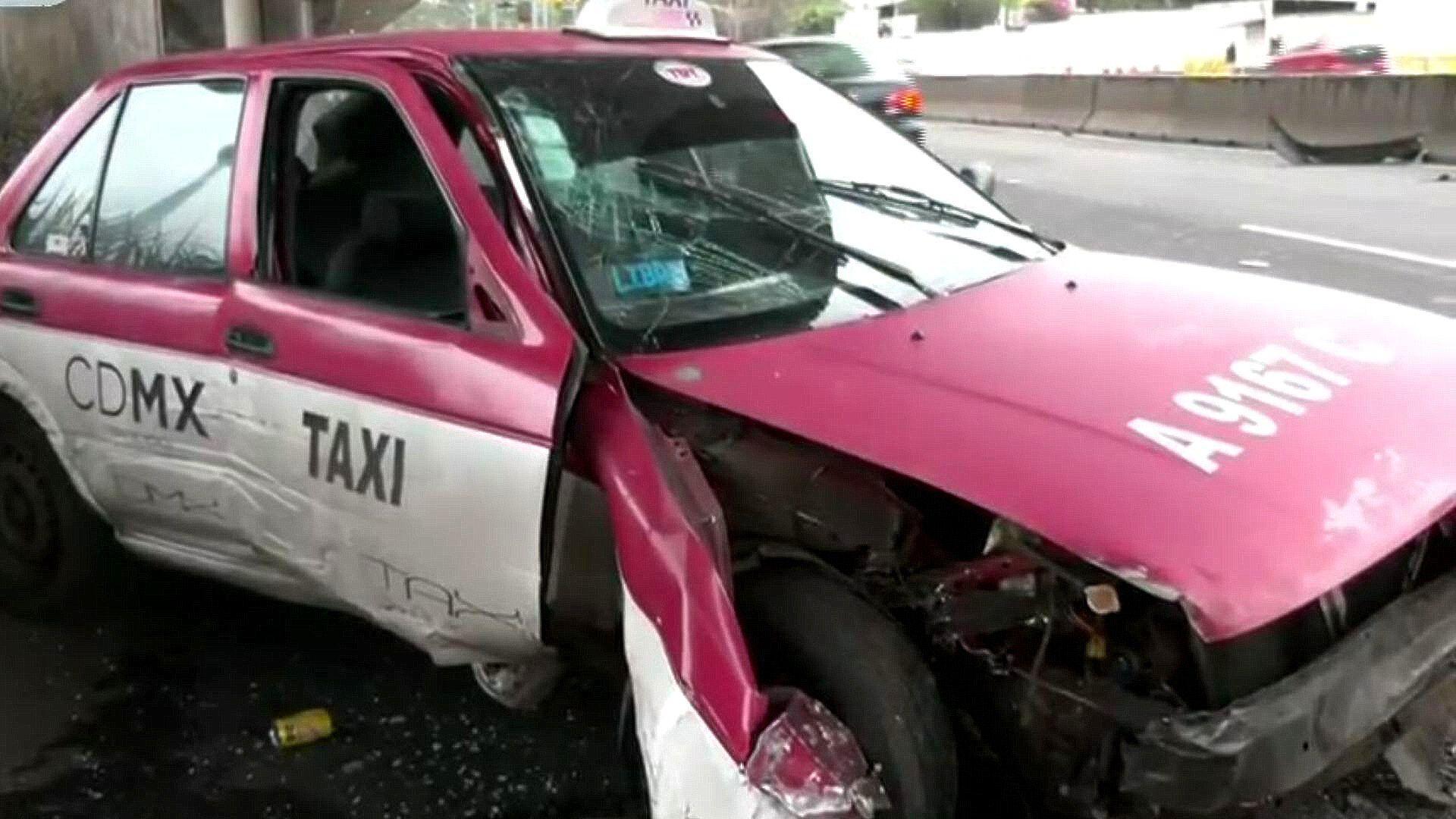 Tras 12 Horas, Retiran Taxi Accidentado en Periférico Norte