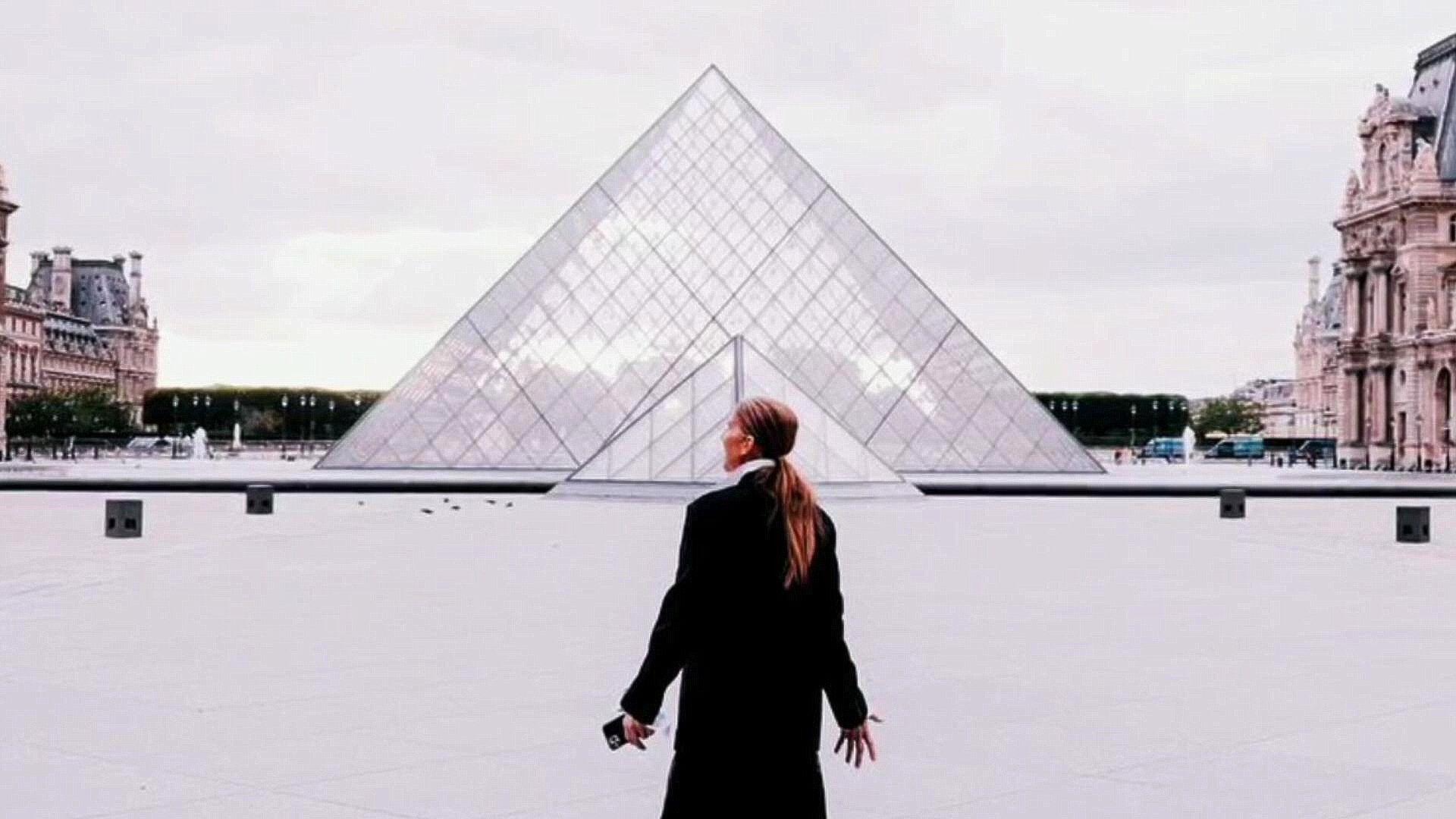 Céline Dion Desborda Emoción en el Museo de Louvre, en París