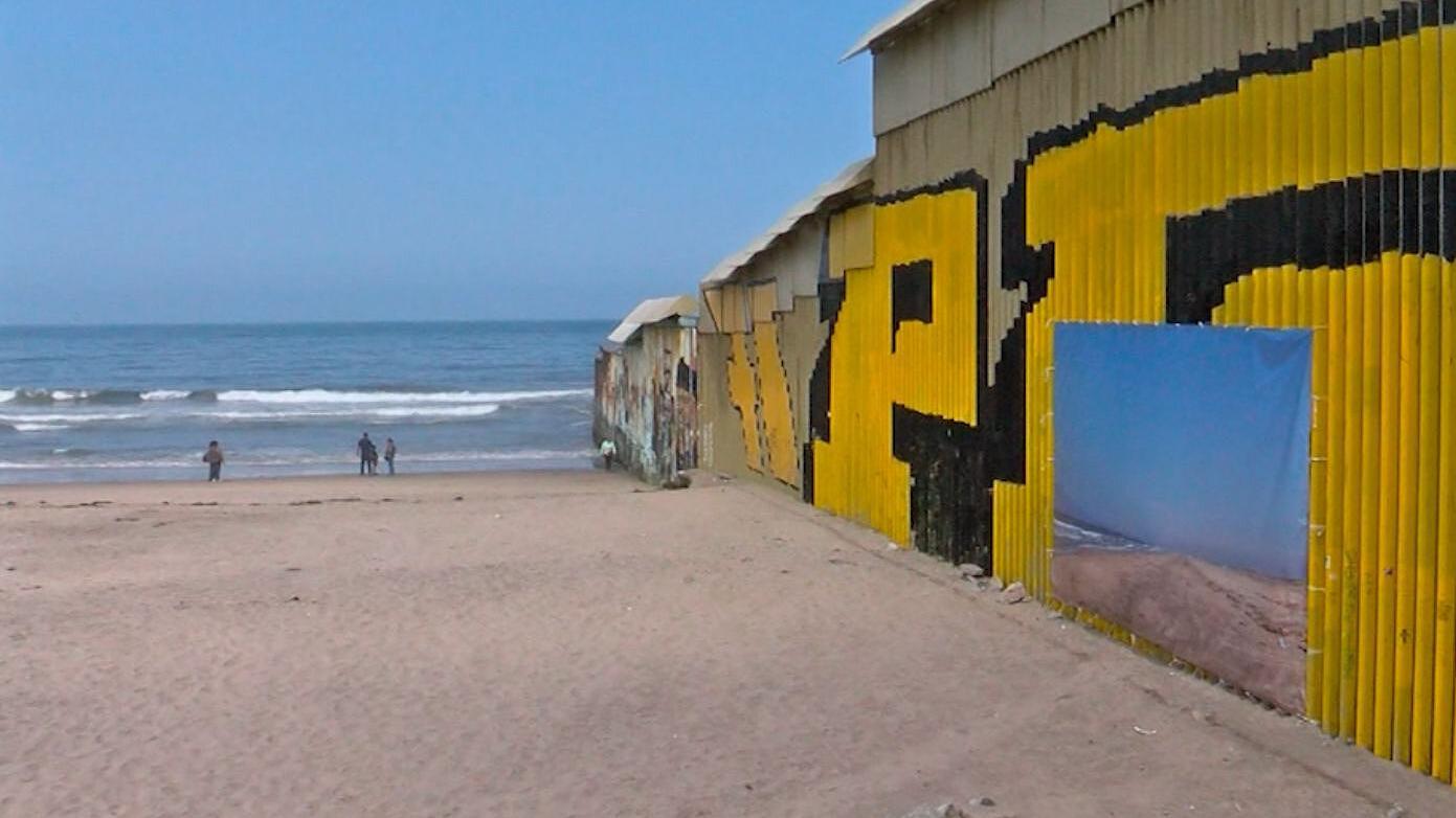 Artista Scott Herny Hopkins Coloca Obra de Arte en Muro de Playas de Tijuana