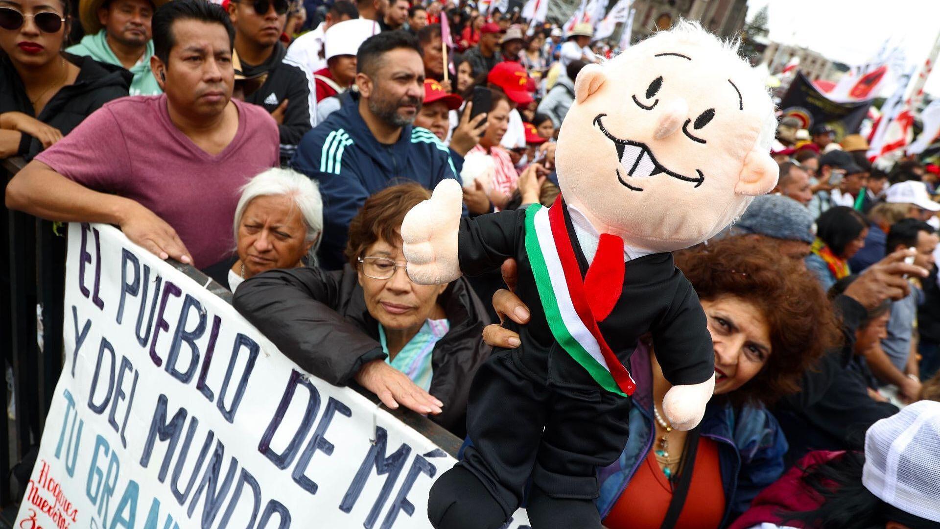 Foto: Venden Retratos de AMLO en el Zócalo de la CDMX