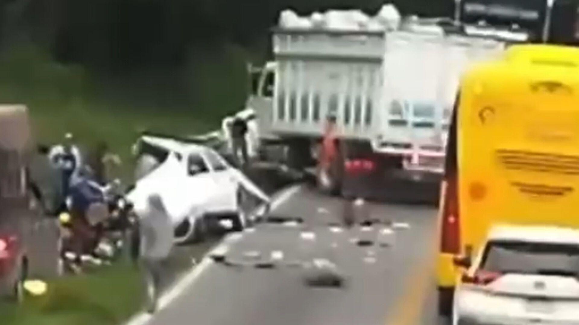 Un Automóvil y un Camión se Impactaron de Frente en Carretera El Seco-Acatzingo