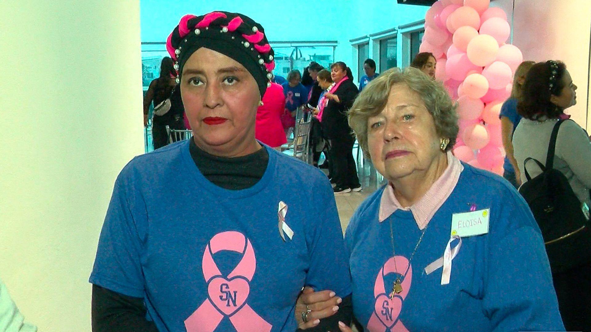 Verónica tiene 51 años y hace 4 meses fue diagnosticada con cáncer de mama. La acompaña en su proceso su ex maestra de primaria, quien hace años venció al cáncer.