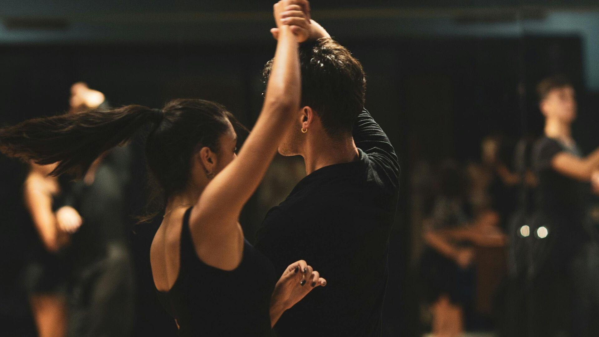 Pareja bailando