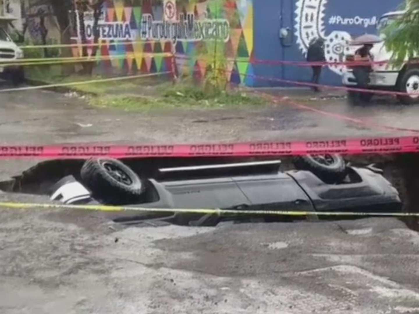 Foto: Camioneta Cae en Enorme Socavón Provocado por Fuertes Lluvias en Veracruz