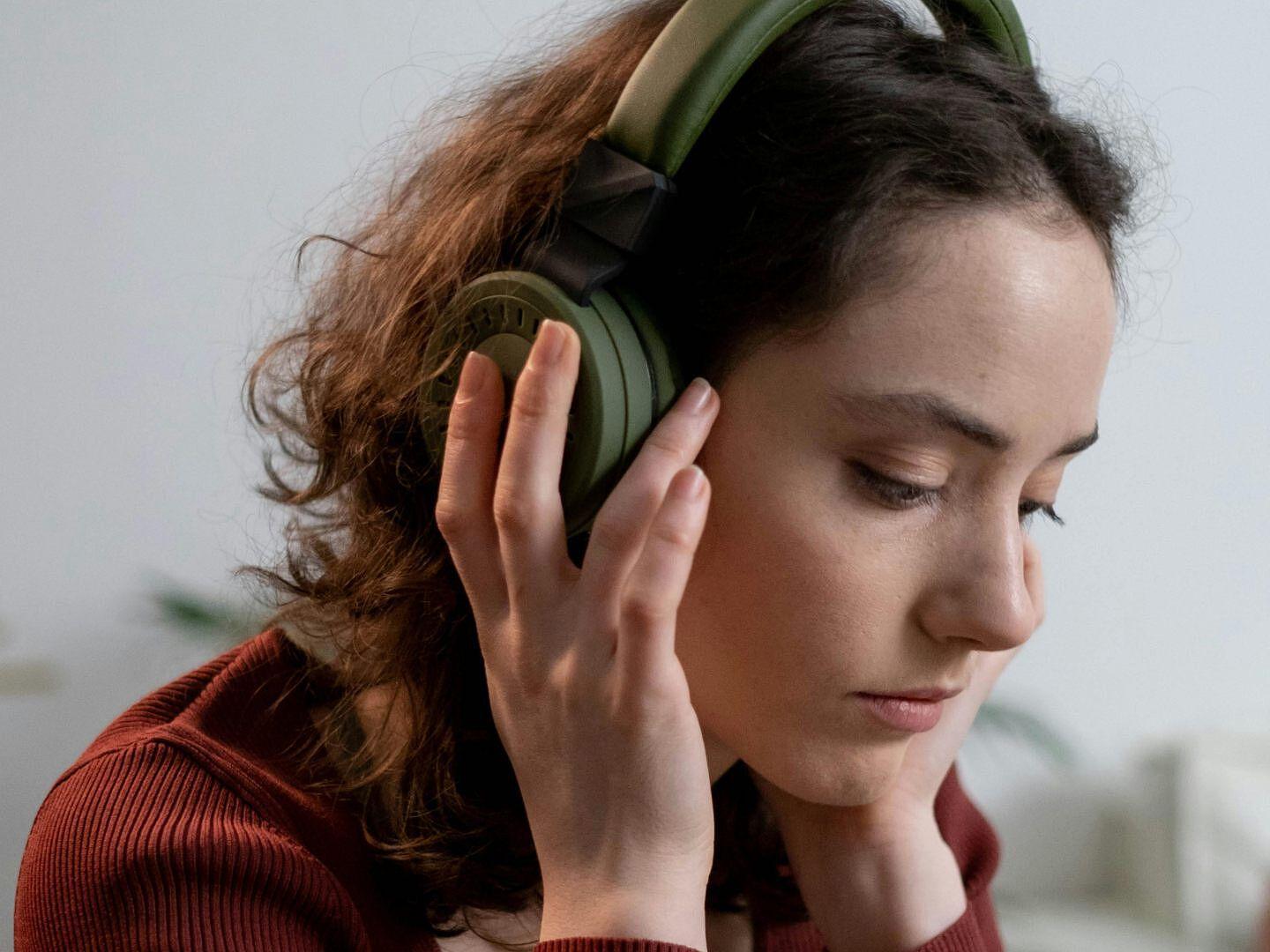 ¿Sordera por Uso de Audífonos?: Estos son los Síntomas