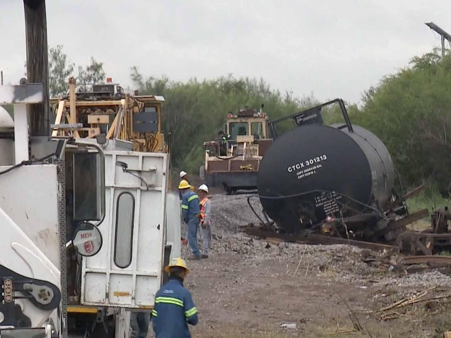 Siguen Trabajos para Retirar Vagones de Tren Descarrilado en Reynosa