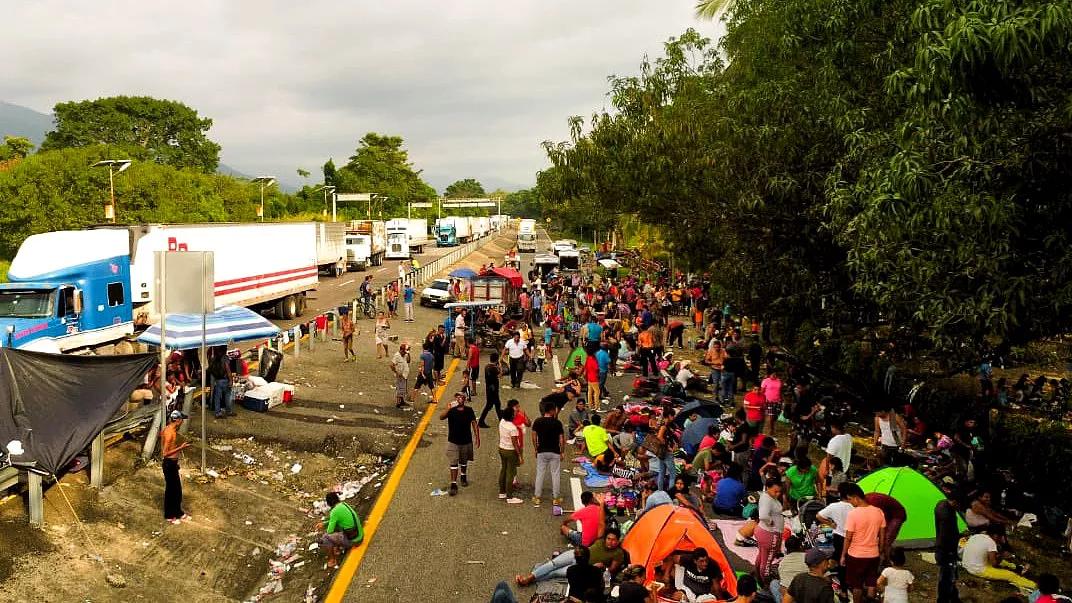 Migrantes Integrantes de Caravana Liberan Carretera Tras Bloqueo en Huixtla Chiapas