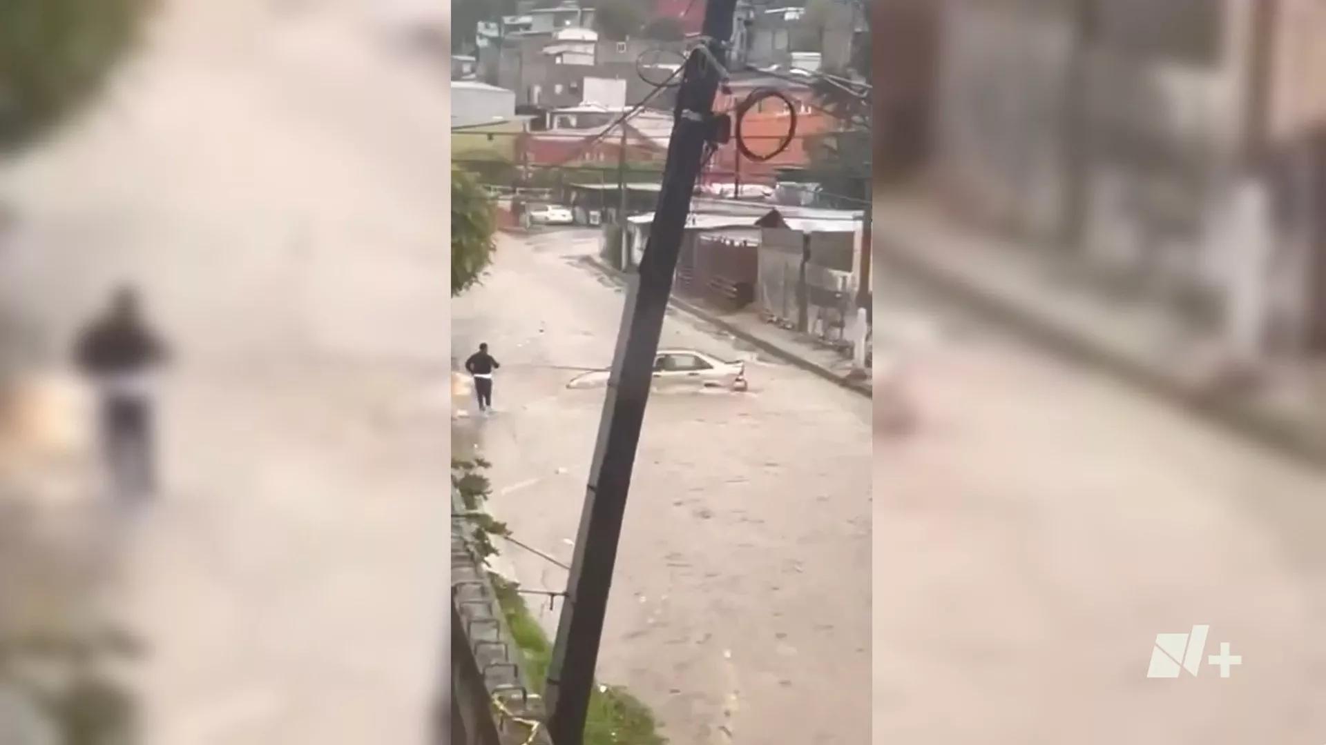 VIDEO: Corriente Arrastra Vehículo al Cañón de Pato en Tijuana