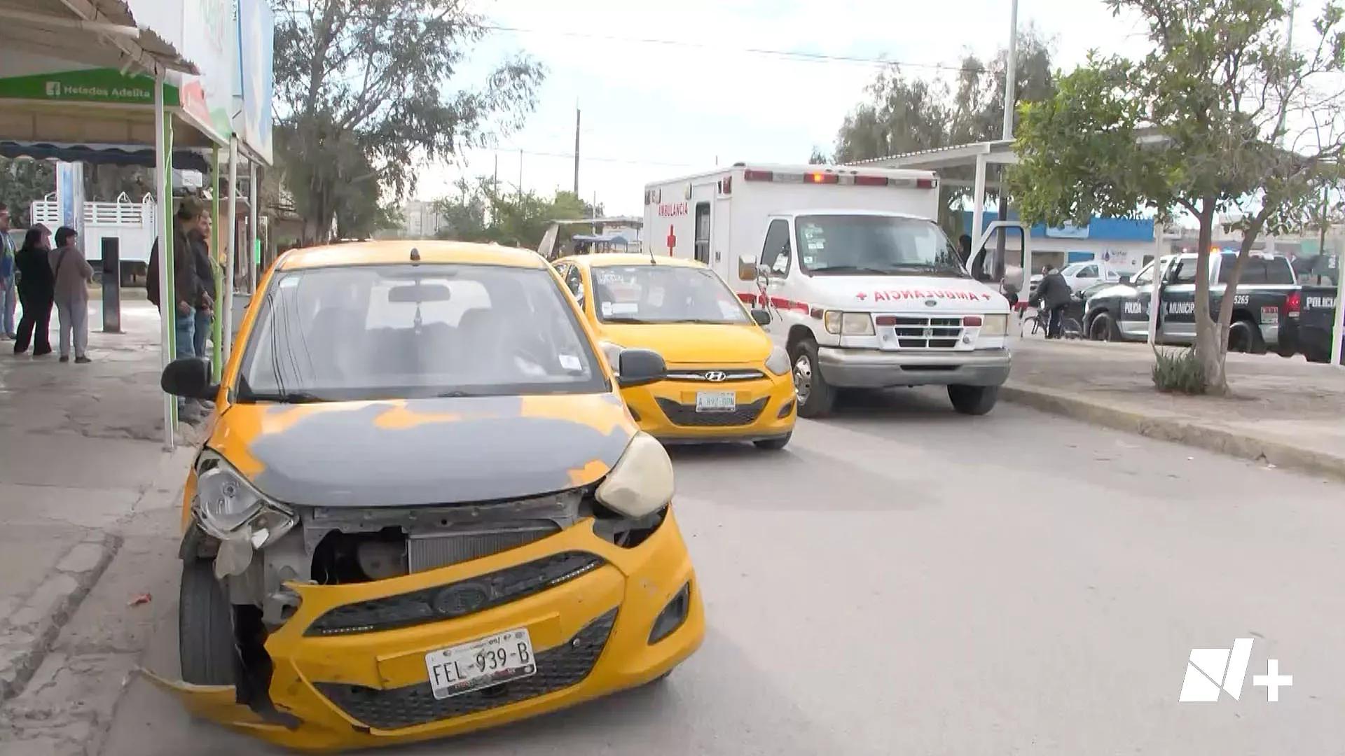 Taxista Arrolla a Pareja al no Respetar un Alto en Torreón