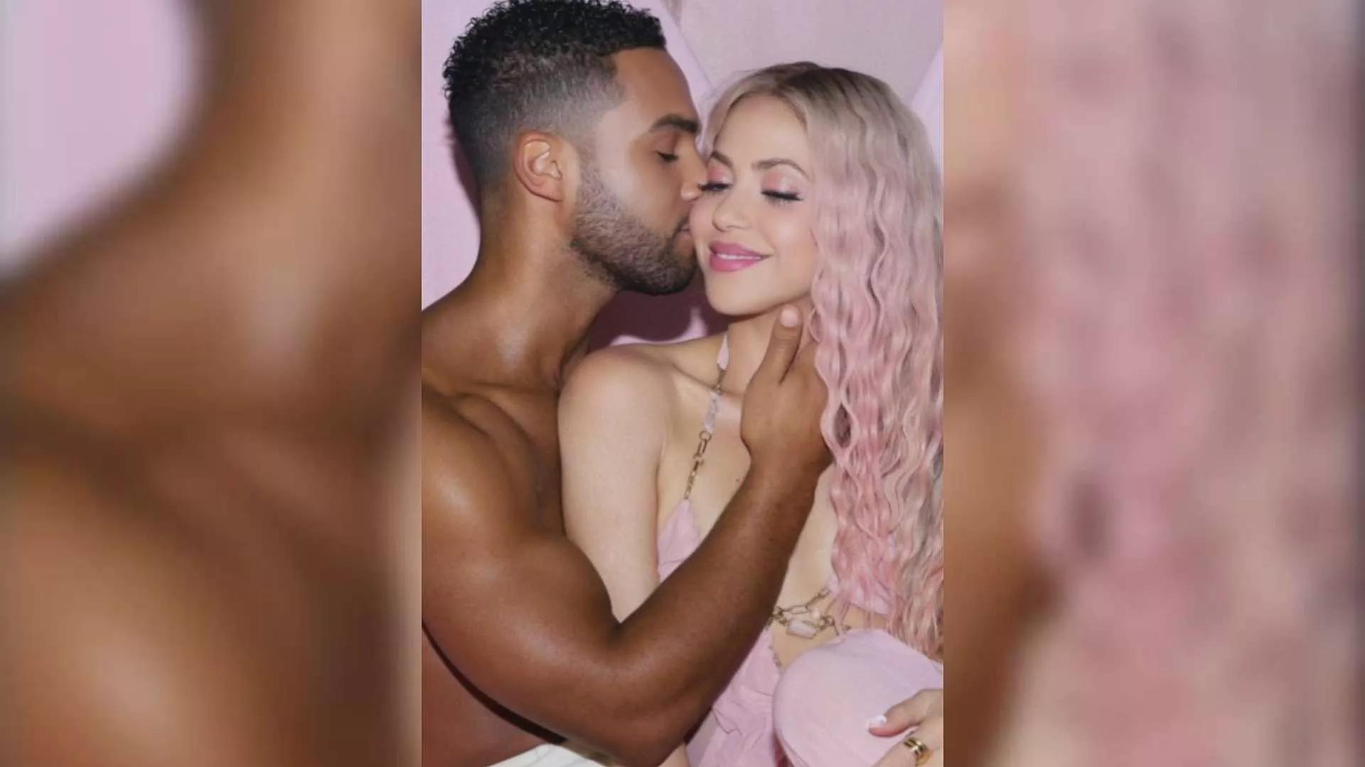 Shakira Posa Sensual con Lucien Laviscount, Galán de Emily in Paris; ¿Qué  Pasa Entre Ellos?