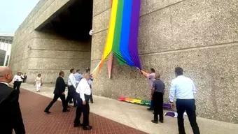 foto: Quitan Bandera LGBT+ de Edificio del Infonavit