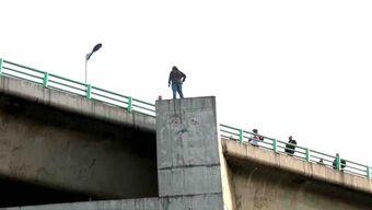 Foto: Video: Dialogan con Hombre que Amenaza con Saltar del Segundo Piso del Periférico, en CDMX