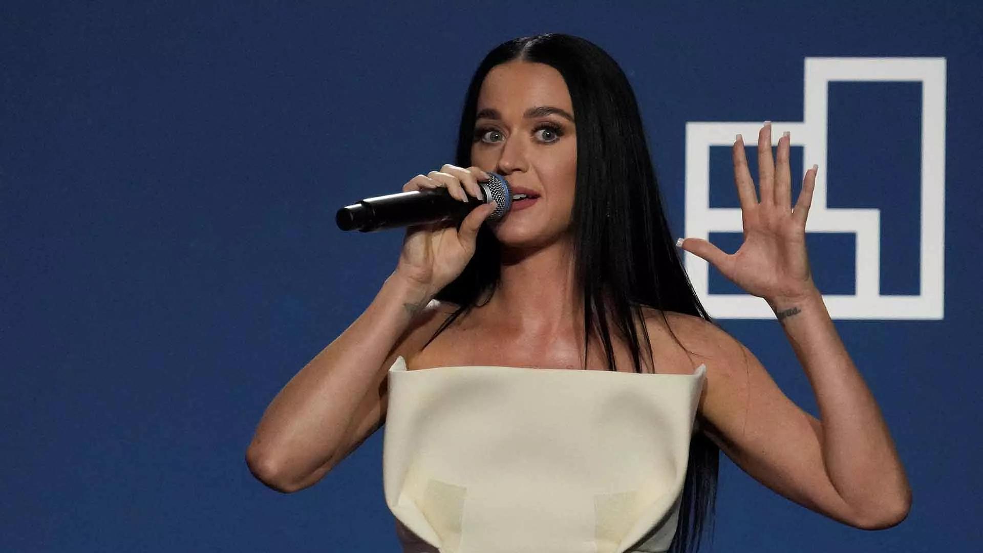 ¡A Mover el Bote! Captan a Katy Perry Bailando la ‘Macarena’ en Discoteca  (VIDEO)