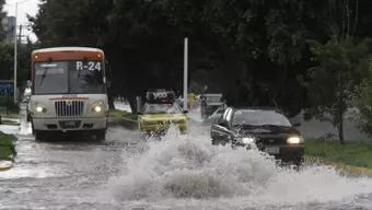 FOTO: Transporte Público Cruza Inundación y Agua se Mete a Unidad