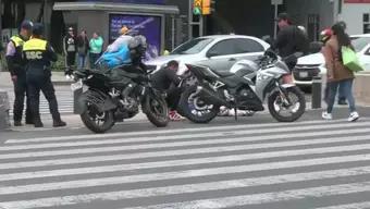 Foto: Motociclista Derrapa y Choca contra Vehículo Particular en Av. Chapultepec, en CDMX