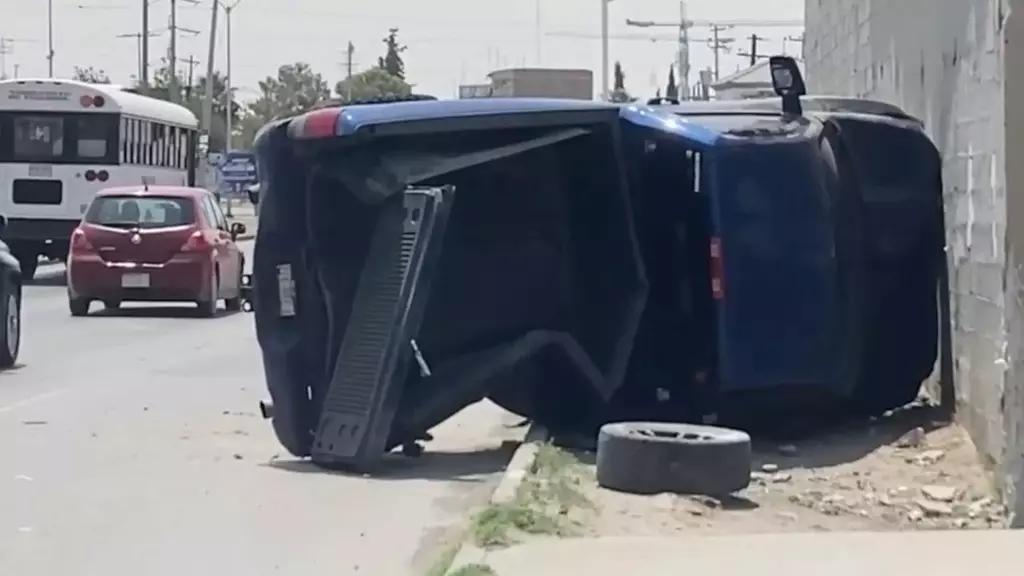 Por Exceso de Velocidad Vuelcan y Abandonan Camioneta Robada en Ciudad Juárez