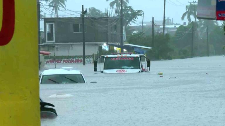 Zona Diamante, Bajo el Agua por Efectos de John en Acapulco, Guerrero