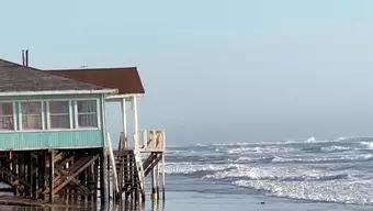 Comercios en Playa Bagdad de Matamoros Afectados por Fuerte Oleaje