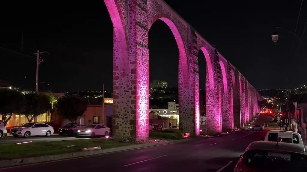 Querétaro Ilumina los Arcos y el Centro Cívico de Rosa por el Día Contra el Cáncer de Mama