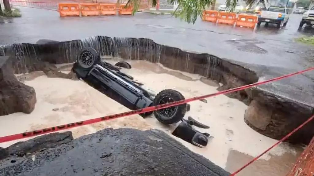 Camioneta cae a socavón