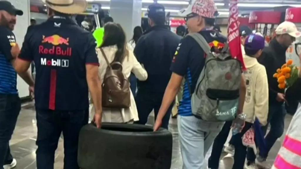 FOTO: Captan a Aficionados Llevándose Llanta del Recuerdo