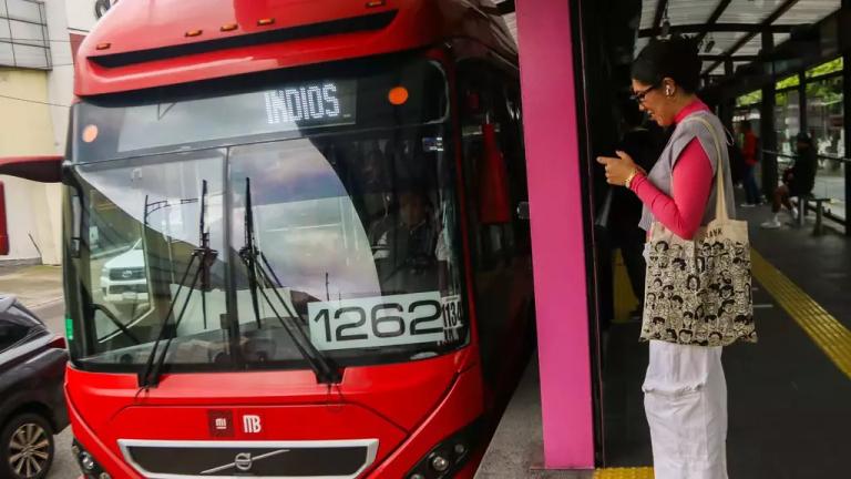 Ruta de la L7 del Metrobús Tendrá Modificaciones por Desfile de Día de Muertos, en CDMX