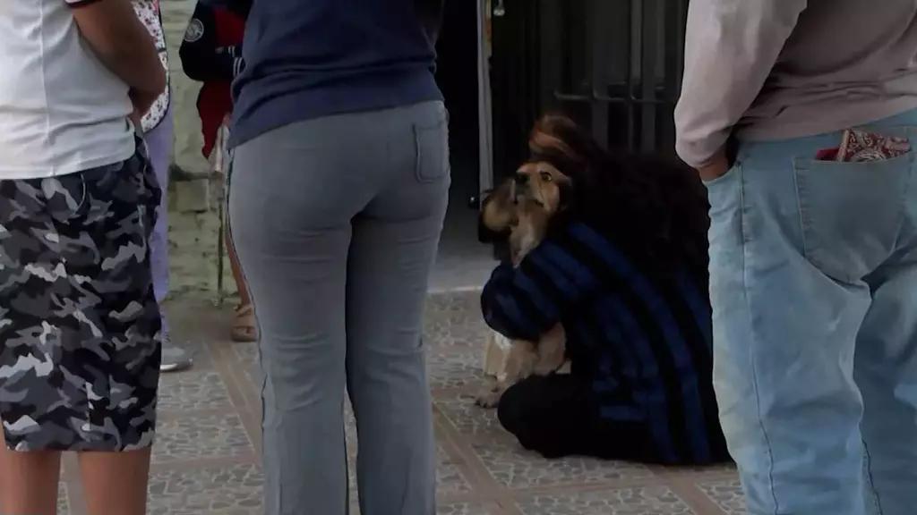 Bomberos de Torreón Rescatan a Perrito Atrapado en Incendio de una Casa