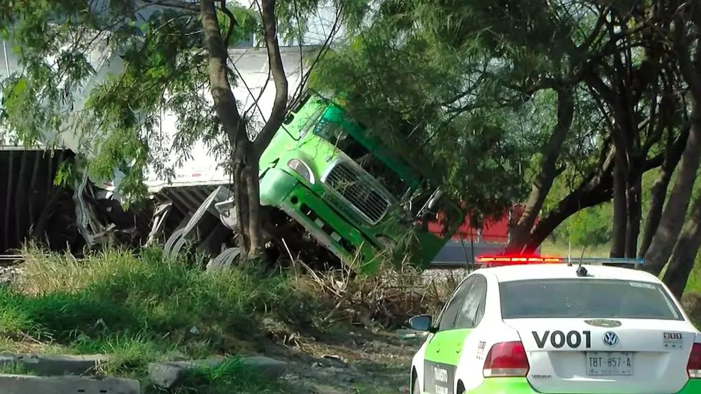 Ignora Trailero Paso del Tren y Provoca Aparatoso Choque en Guadalupe