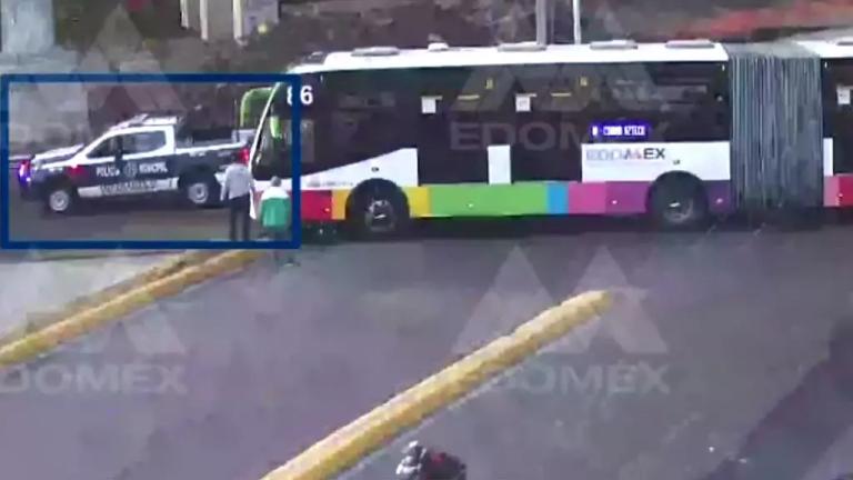 Unidad del Mexibús arrastra por varios metros a motociclista