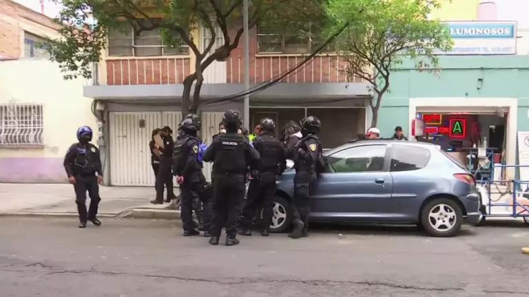 Policías de la CDMX retiran autos chatarra en la colonia Obrera