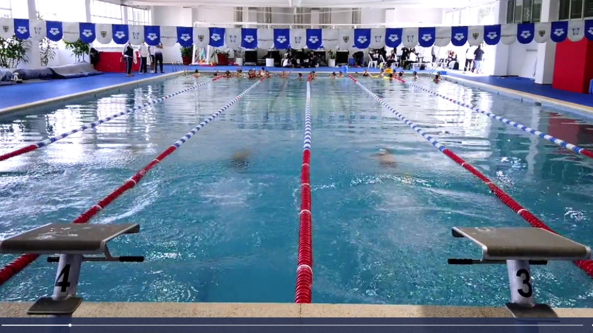 En video quedaron registradas las actuaciones de instructores de natación y guardavidas del Colegio Williams