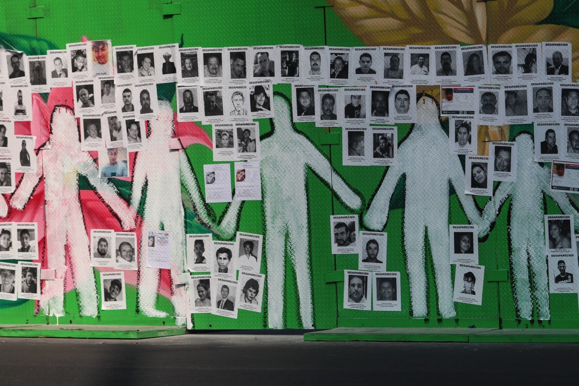 Familiares de desaparecidos pintaron siluetas en las vallas a fin de que no se borren las huellas de aquellos que no están