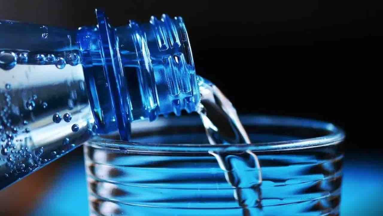 ¿Es bueno tomar agua mineral? Esto dice la Profeco