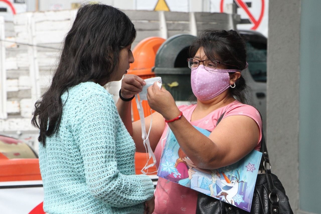 Mujeres utilizando cubrebocas