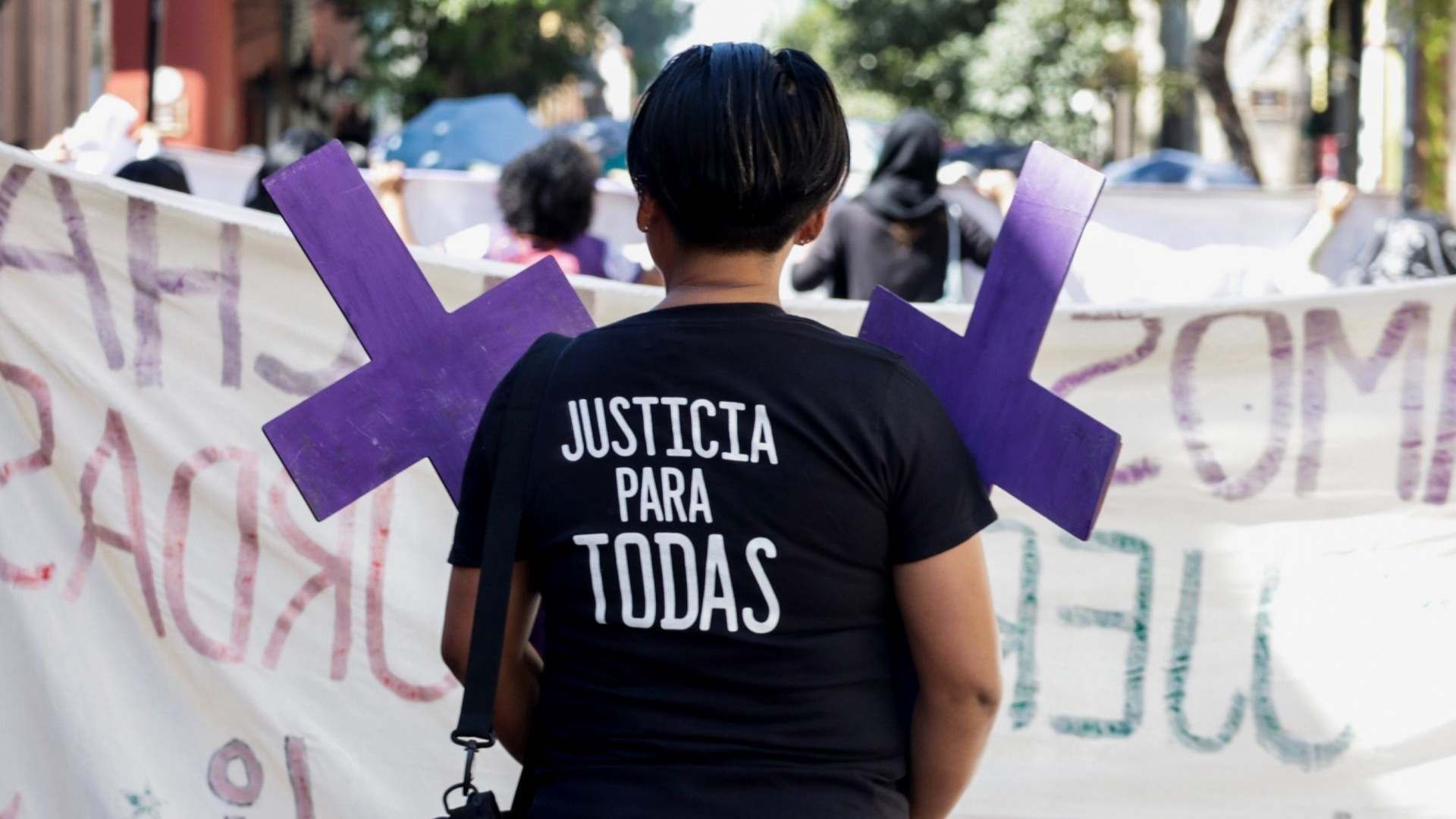 Mujer se manifiesta contra los feminicidios